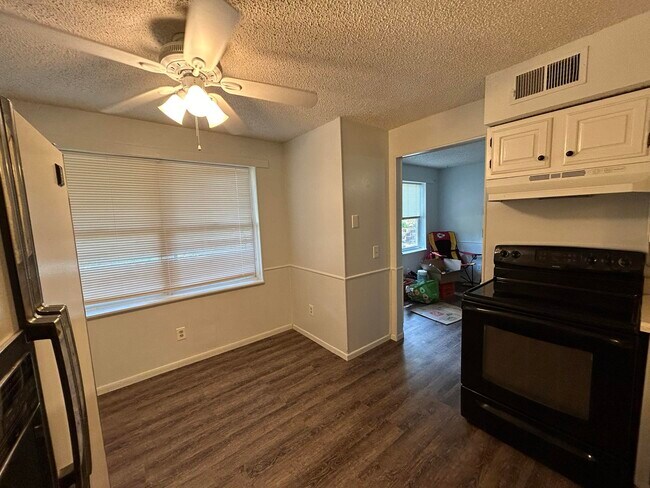 Kitchen eating nook - 167 Oak Hill Cluster