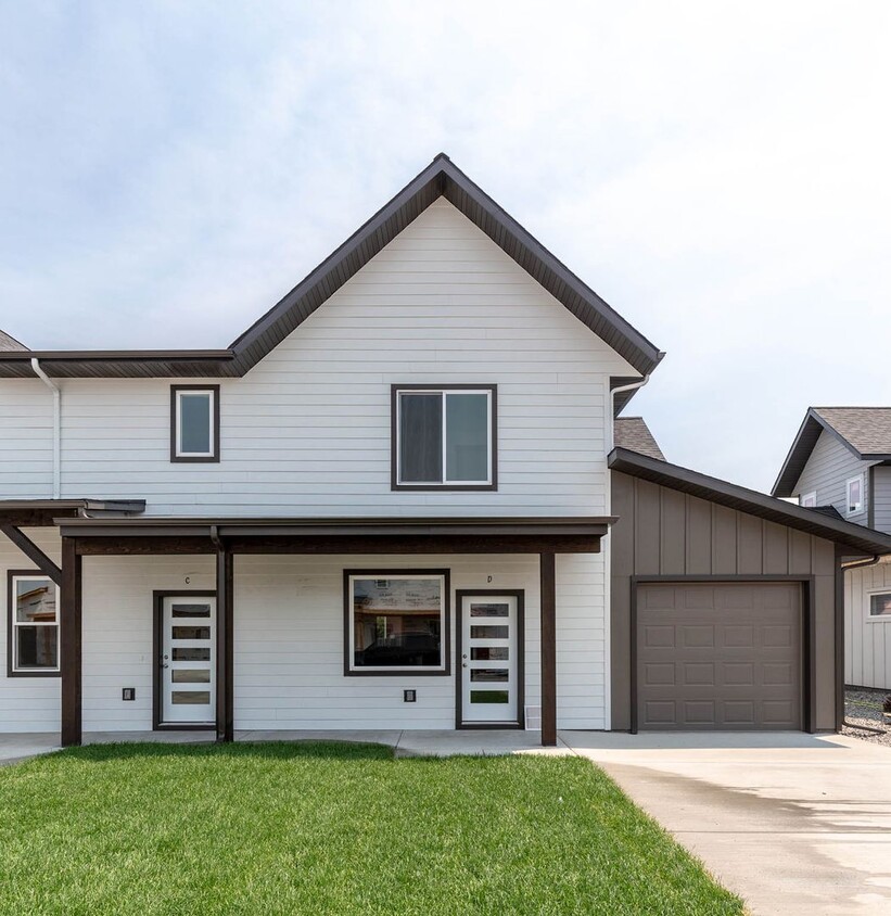 Primary Photo - 2-Story Urban Triplex at a modern communit...