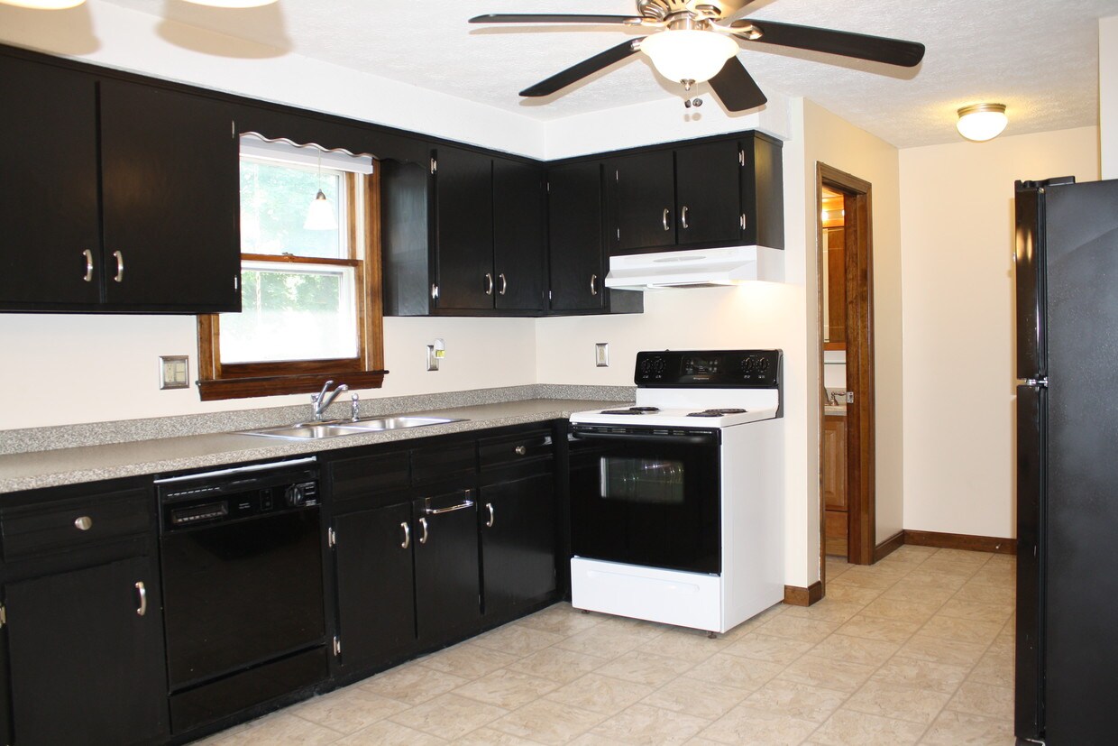 Eat-in Kitchen - 105 Baker St