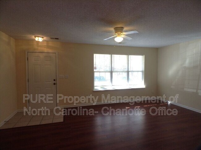 Foto del edificio - 1867 Forest Side Ln