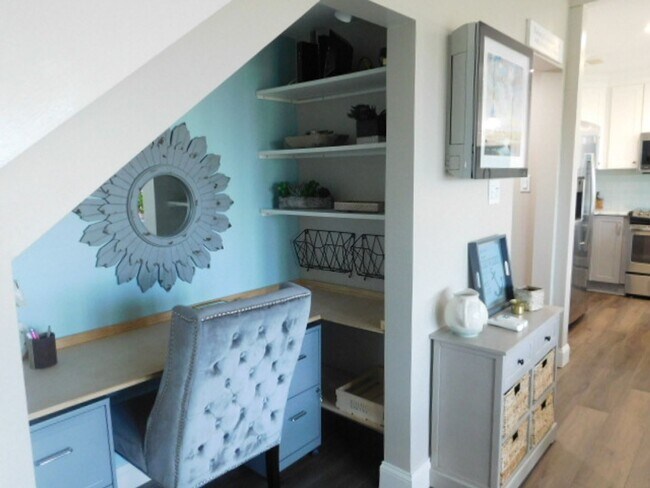 Foto del edificio - Beautifully Furnished Townhome With Sunset Views