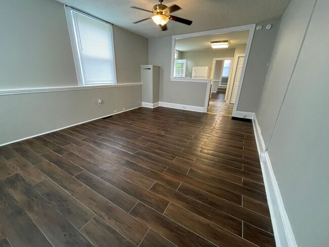 Building Photo - 1 bed 1 bath apartment w/laundry