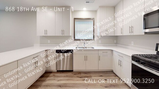 Foto del edificio - Spacious 7 Bedroom Duplex Close to U of M ...