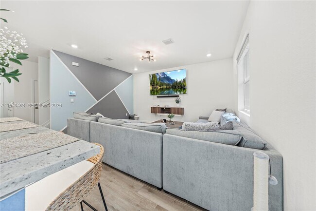 Building Photo - 818 SE 17th St