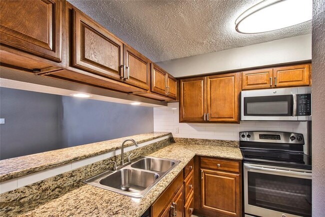 Building Photo - 2125 Augusta Dr