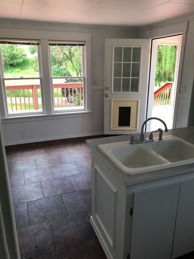 Foto del edificio - Charming 3 bed South Spokane Farm House