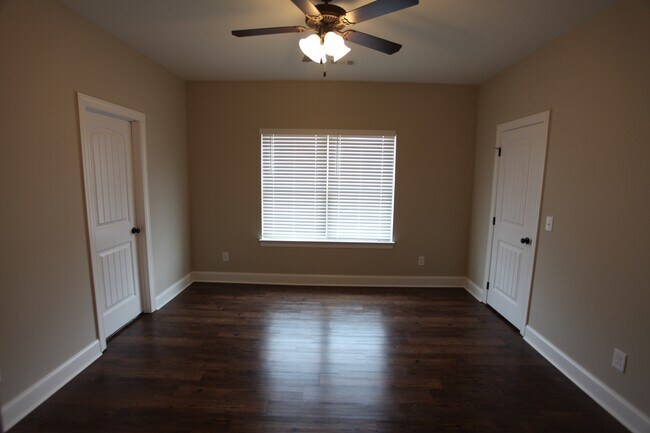 Building Photo - 4bed/3.5 bath for August 2024!