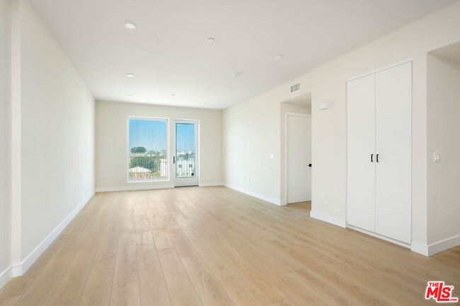 Foto del edificio - 5320 Cartwright Ave