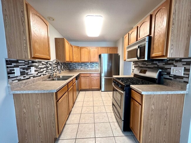 Building Photo - 1172 Rose Dr