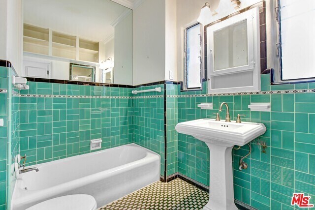 Foto del edificio - 8250 Fountain Ave