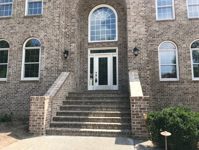 Building Photo - 5003 Country Club Dr