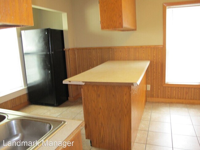 Foto del edificio - 8 br, 3 bath House - 326 E. Walnut Street