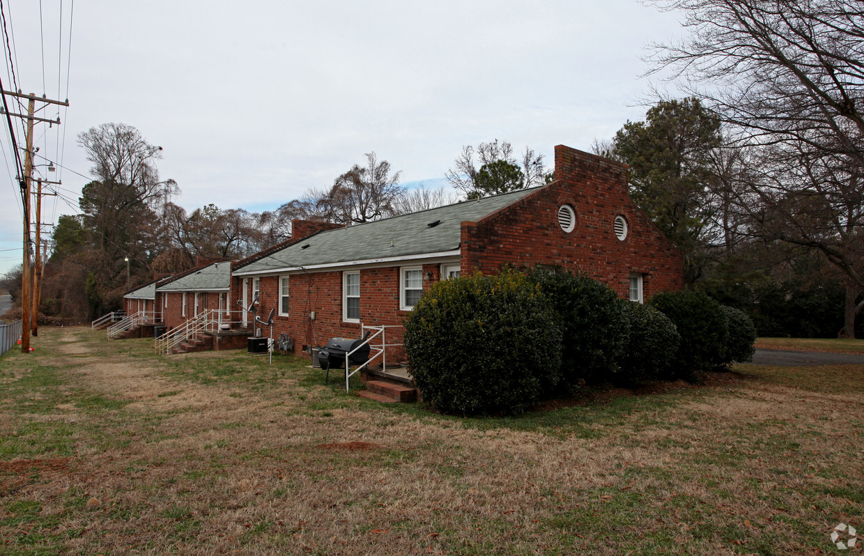 Building Photo - Woodland Drive Apartments