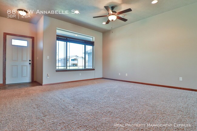 Building Photo - Beautiful 3 Bedroom townhome $500 Deposit!