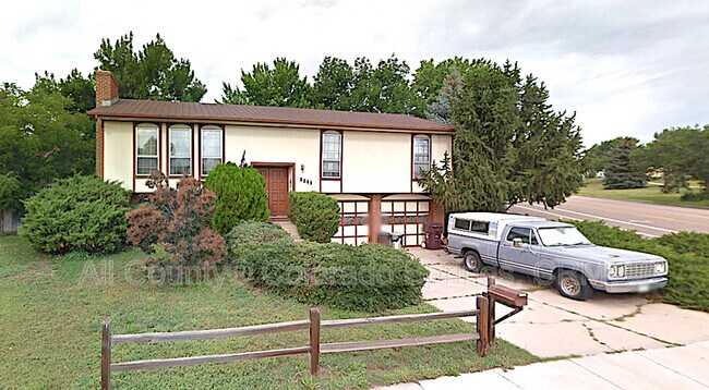Building Photo - 2265 Montebello Dr W