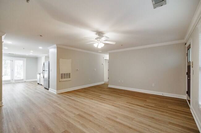 Building Photo - Ground-level, one-story condo in the highl...