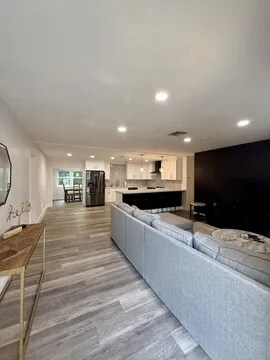 Foto del edificio - 511 SW N Riverpoint Dr