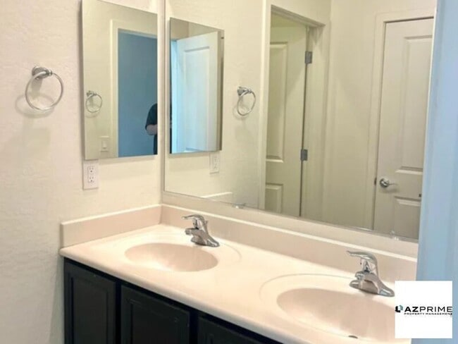 Building Photo - Elegant home