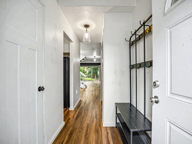 Foto del edificio - Spacious 2-Story Condo in a Quiet, Well-Located Community!