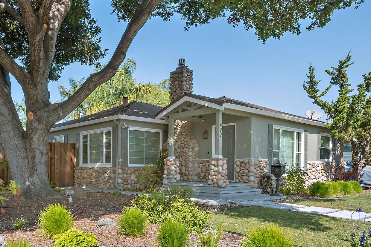 Primary Photo - Gorgeous 3 Bedroom / 2 Bath Home on Corner...
