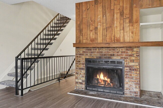 Foto del edificio - 2 Bedroom, 1.5 Bathroom Townhome with In-Unit Laundry & Private Patio
