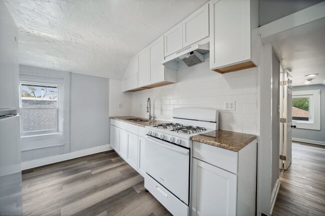 Building Photo - 132 Akin Ave
