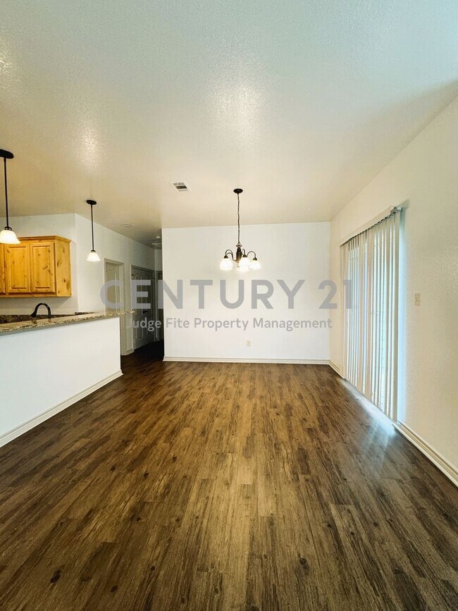 Building Photo - Beautiful 2/2/1 in Kemp For Rent!