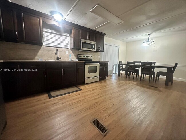 Building Photo - 3082 Hibiscus Cir