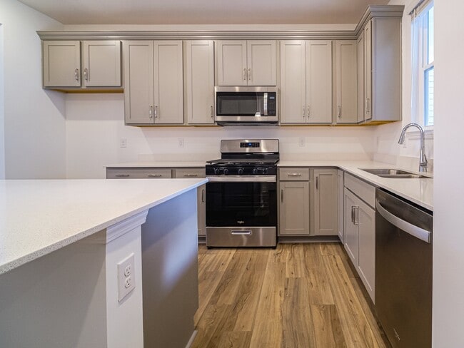 Foto del edificio - "Charming 2-Bed, 2-Bath Belmont Gem with Elegant Design"