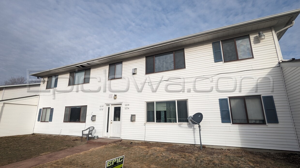 1238 O Ave Pl NE, Cedar Rapids, IA 52402 Townhome Rentals in Cedar