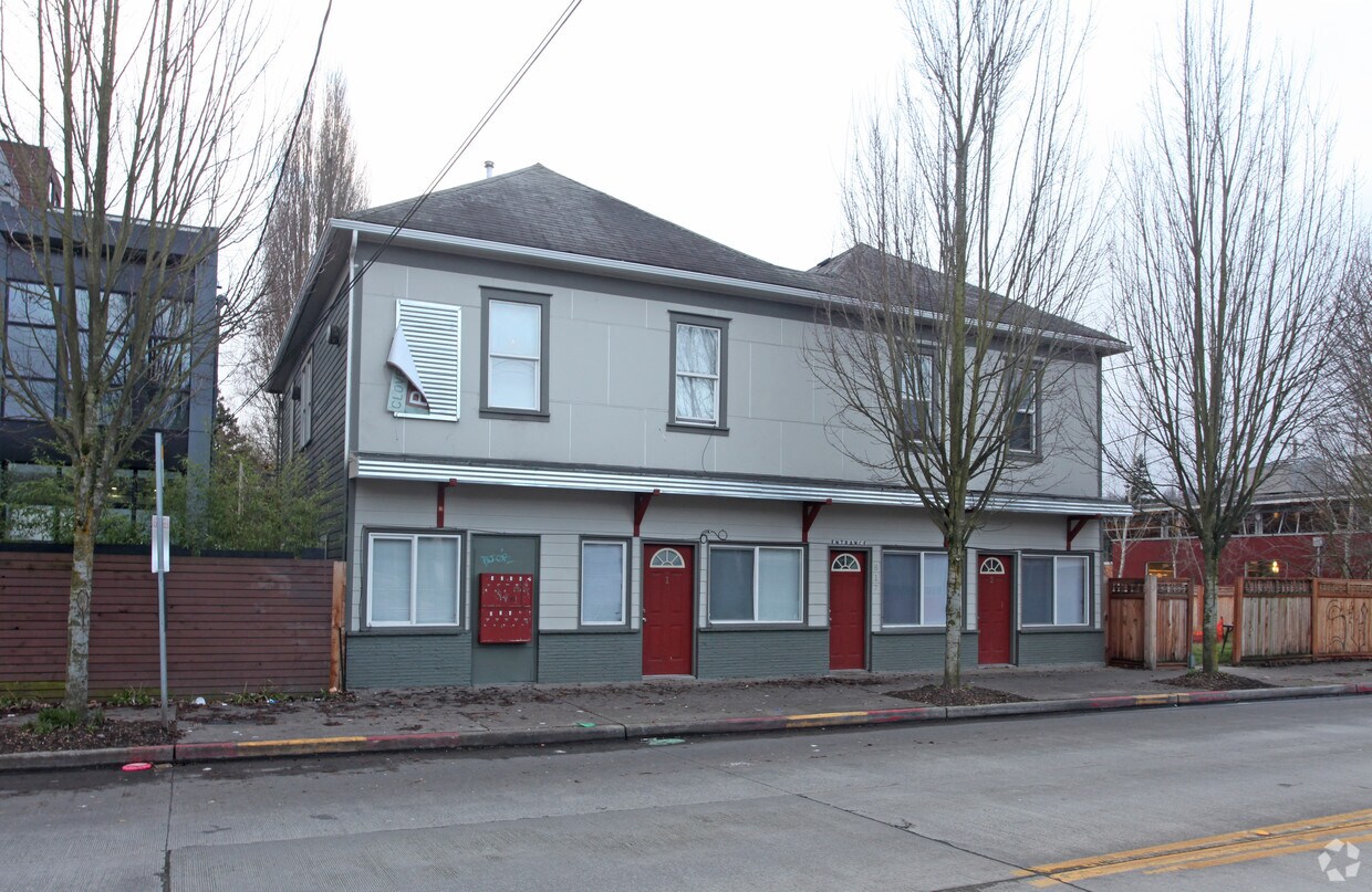 Primary Photo - 817 S Cloverdale St