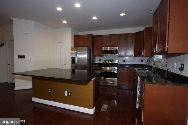 Building Photo - 420 Esmond Pl