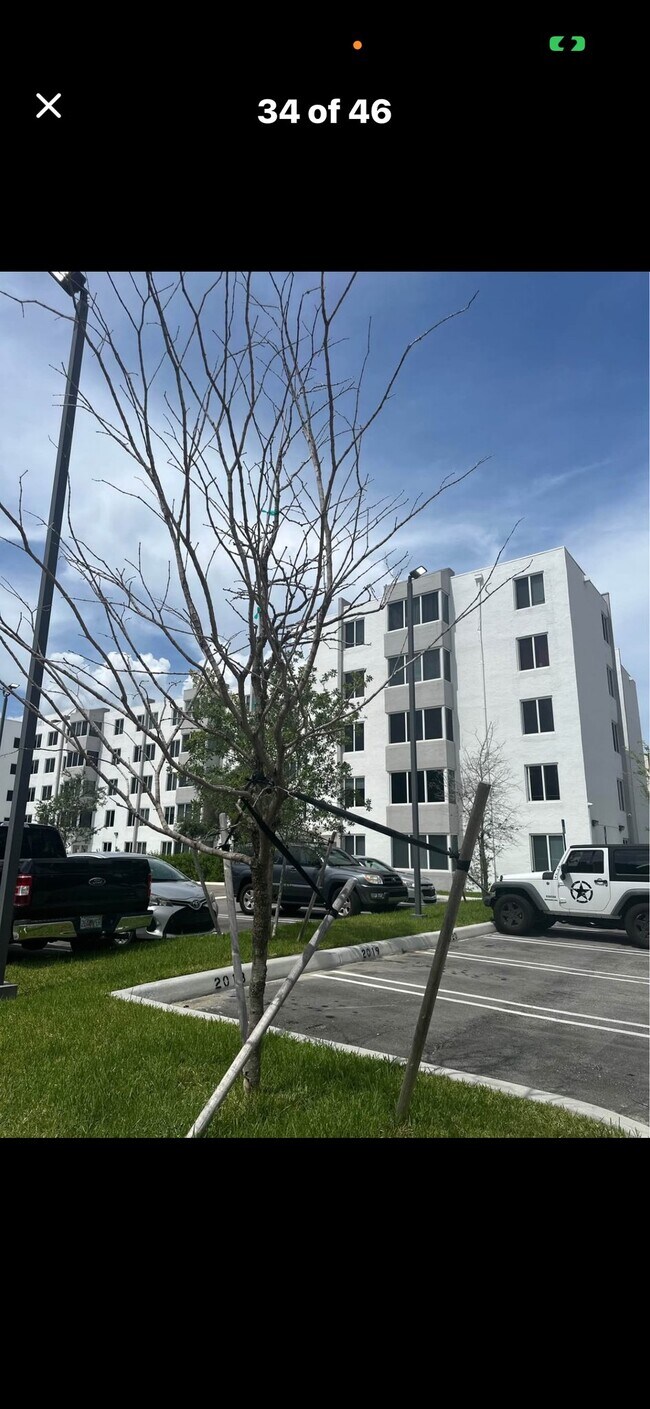 Foto del edificio - 250 180th Dr