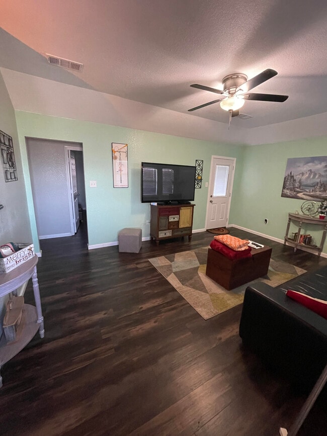 Foto del edificio - 610 Turley Dr