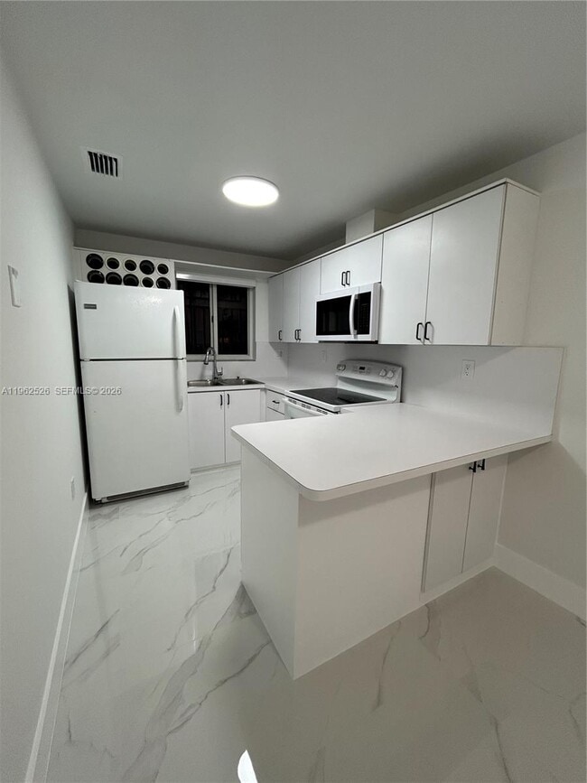 Foto del edificio - 8079 NW 8th St