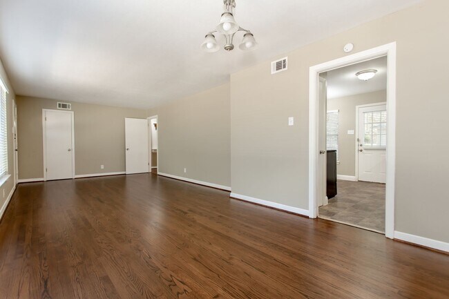Foto del edificio - 2 Bedroom, 2 Bath in Old Lake Highlands