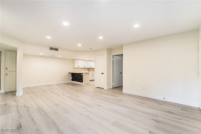 Foto del edificio - 9070 Spring Mountain Rd