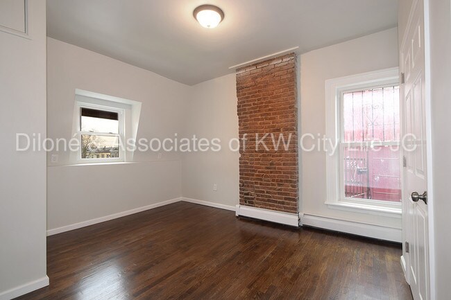 Foto del edificio - Gorgeous New Renovated DUPLEX HOME with Yard