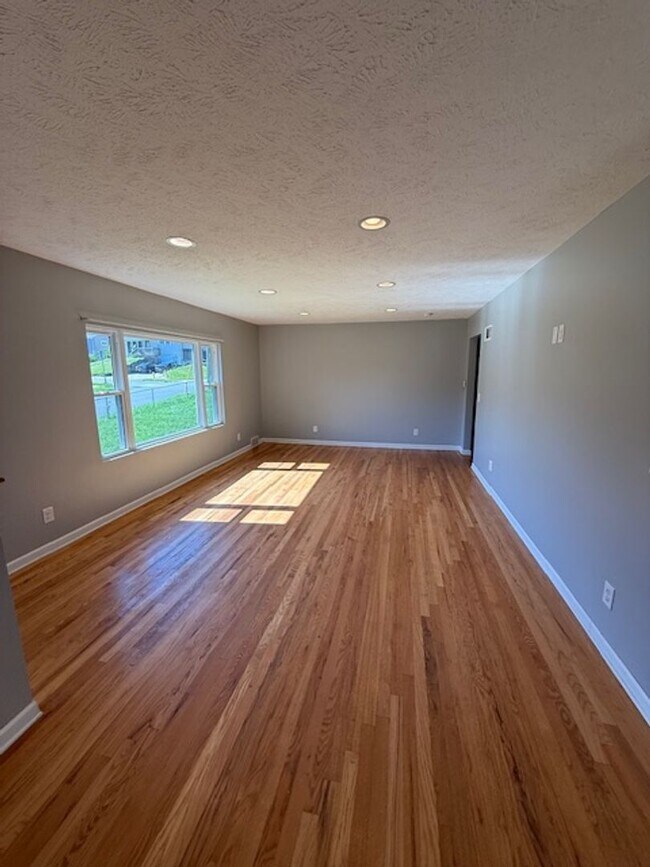 Foto del edificio - Charming Hanscom Park Living Near Historic...