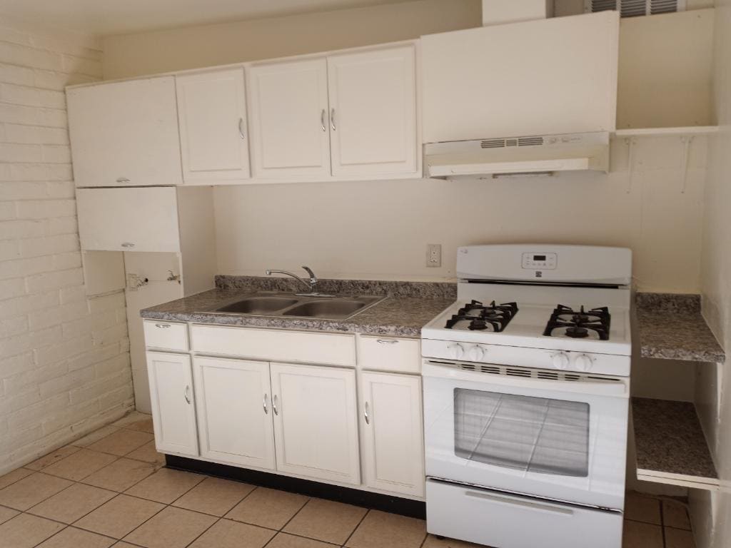 Primary Photo - 727 W Lakeview Pl