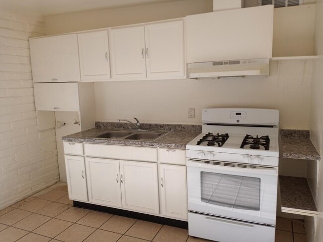 Building Photo - 727 W Lakeview Pl