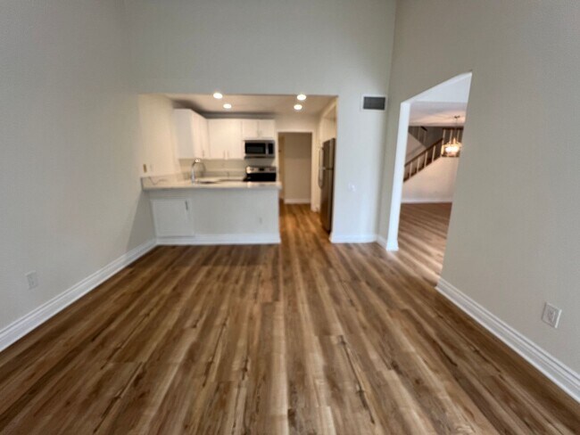 Building Photo - Gorgeous Condo Townhome at The Fountains
