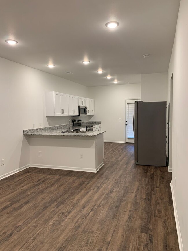 Building Photo - SPRING SPECIAL: $500 OFF FIRST MONTH RENT ...