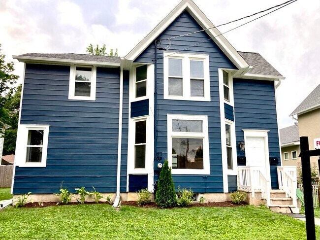 Building Photo - 325 3rd St