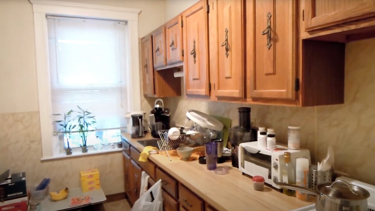 Building Photo - 92 Maple St