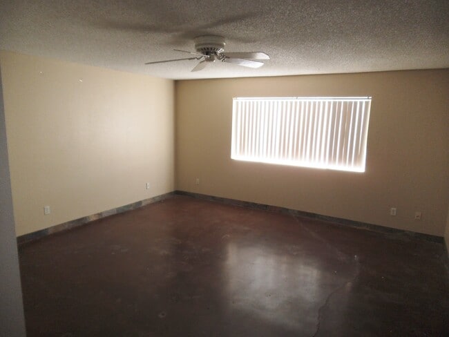 Building Photo - 700 W University Dr