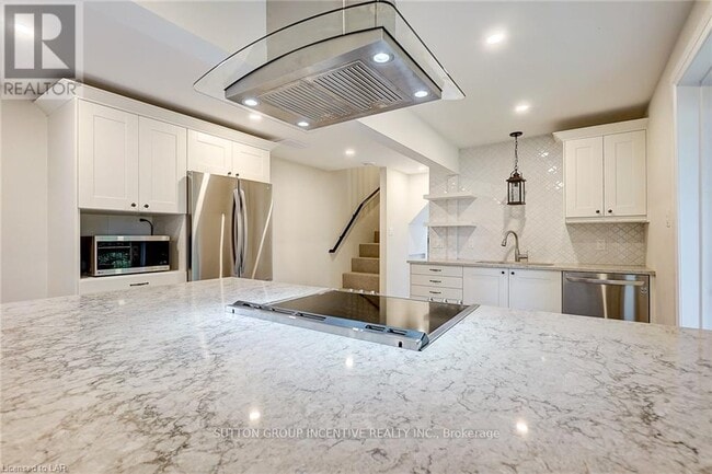 Building Photo - 234 Laclie St