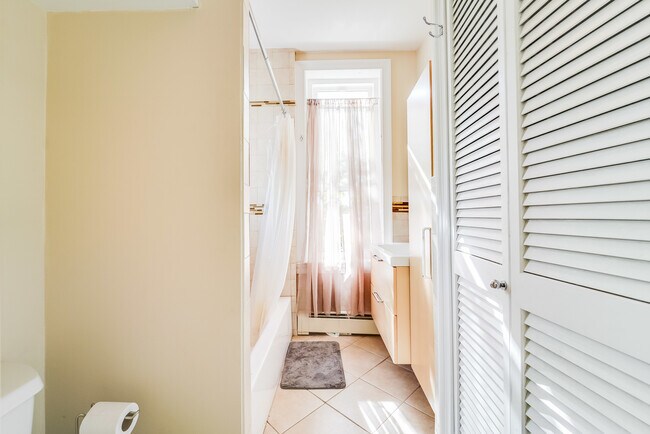 Building Photo - 38 W Hamilton Pl #4L