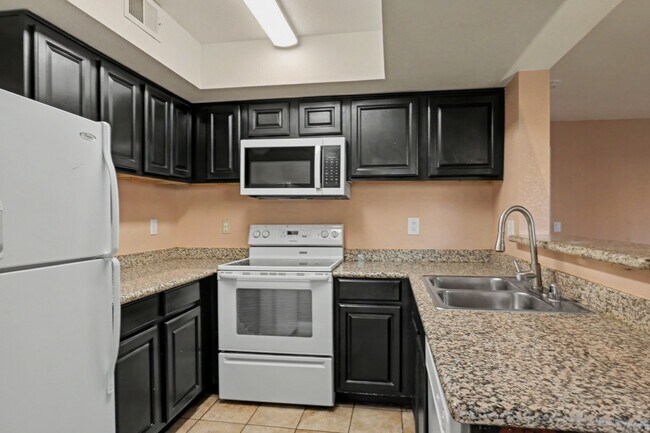 Foto del edificio - SPACIOUS 2BED/2BATH CONDO * FIRST FLOOR UNIT*