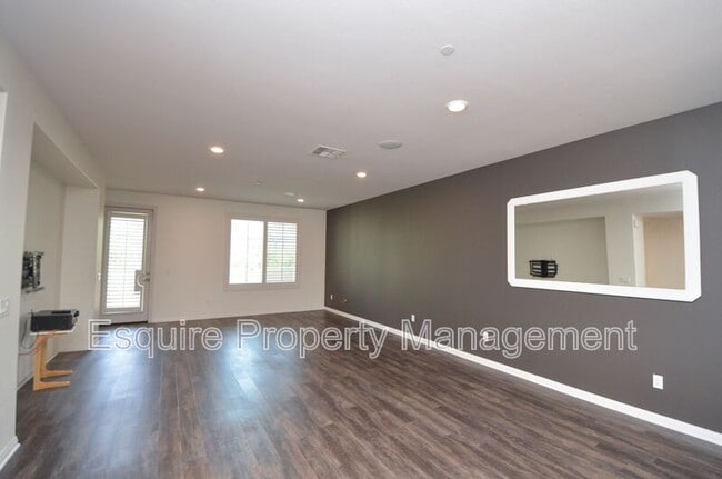 Building Photo - 370 Serra St